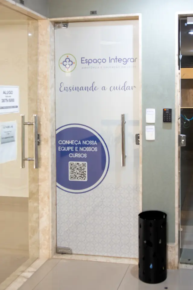 Porta de entrada do Espaço Integrar, sala 501, na Rua Piauí, 345, em Belo Horizonte
