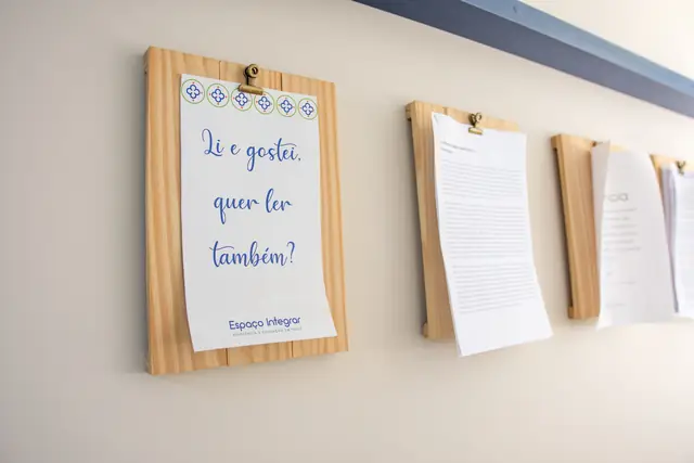 Mural de leitura da recepção do Espaço Integrar com textos sobre saúde